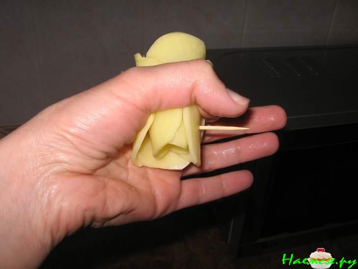 Розочки из картофеля с чесноком и зеленью