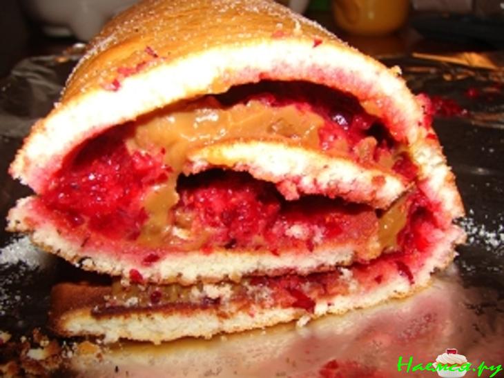Рулет с клюквой и варёной сгущёнкой