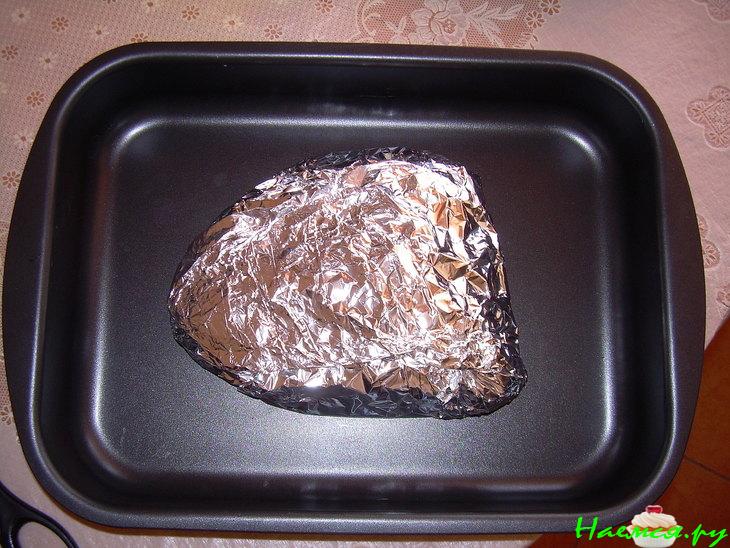 Свинина с чесноком, запечённая в фольге