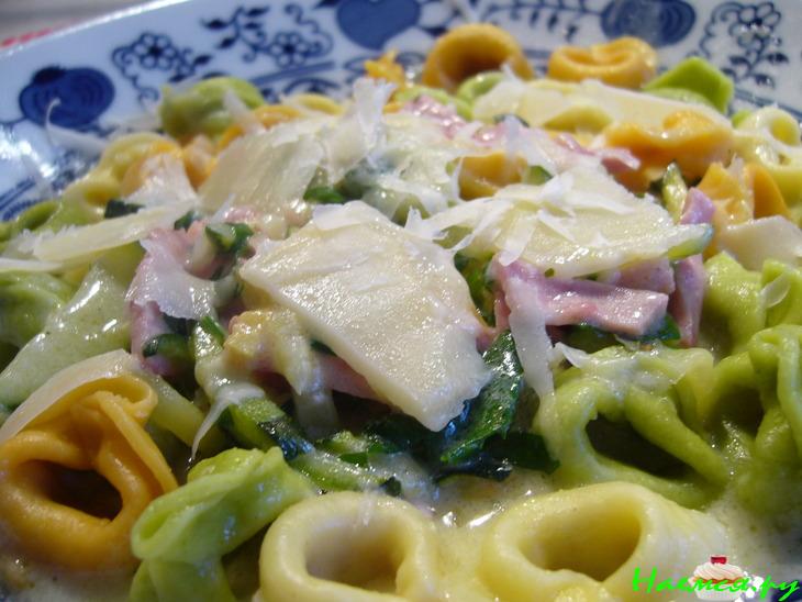 Паста тортеллини (Tortellini) с молочно-ветчинным соусом Паста тортеллини (Tortellini) с молочно-ветчинным соусом