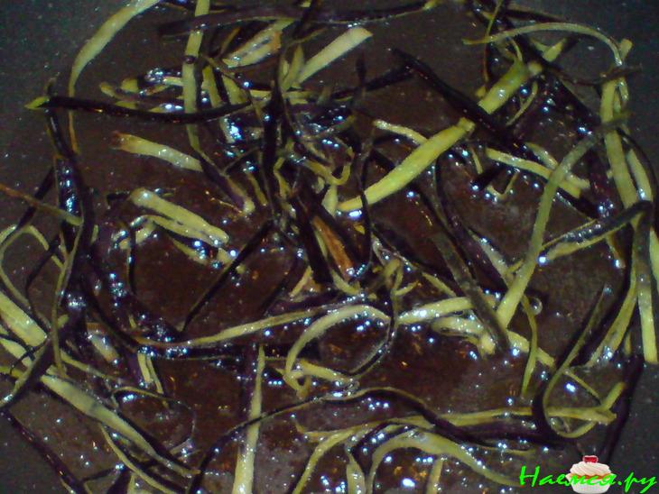 Салат из отварной рыбы и баклажанов