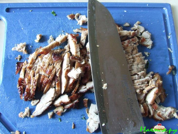 Теплый салат со свиной вырезкой и красной фасоли