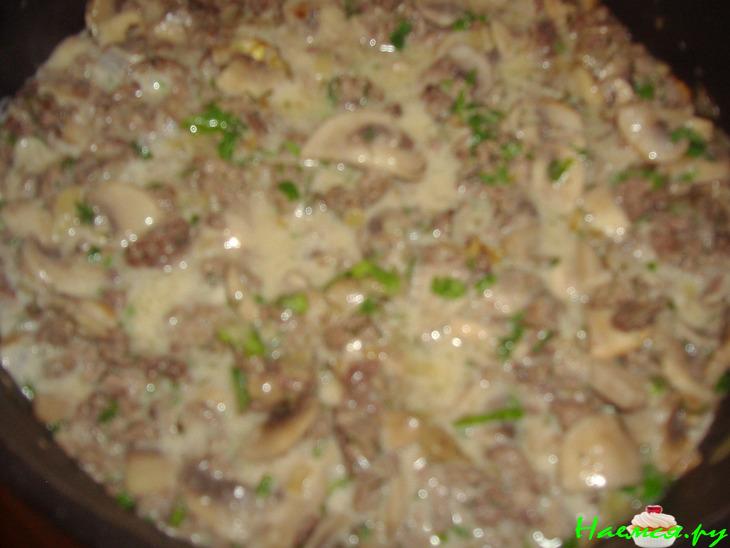 Паста с мясным фаршем и грибами в сметанном соусе