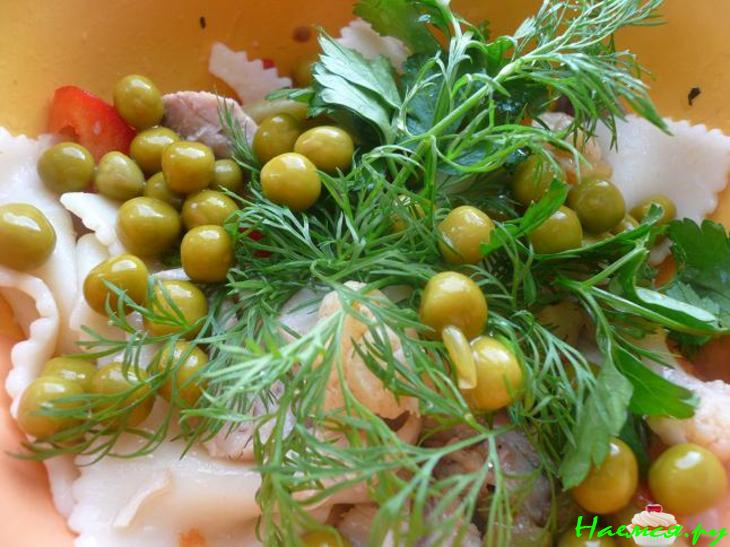 Салат с курицей, овощами и макаронами 