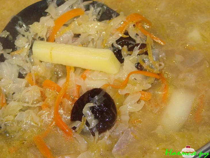 Щи из кислой капусты с потрошками