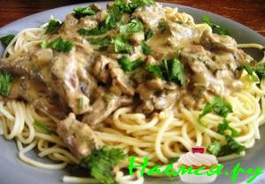 Тушеноe мясo с грибами в сметане