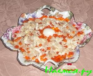 Салат "Морская жемчужина" с морепродуктами и перепелиными яйцами Салат "Морская жемчужина" с морепродуктами и перепелиными яйцами