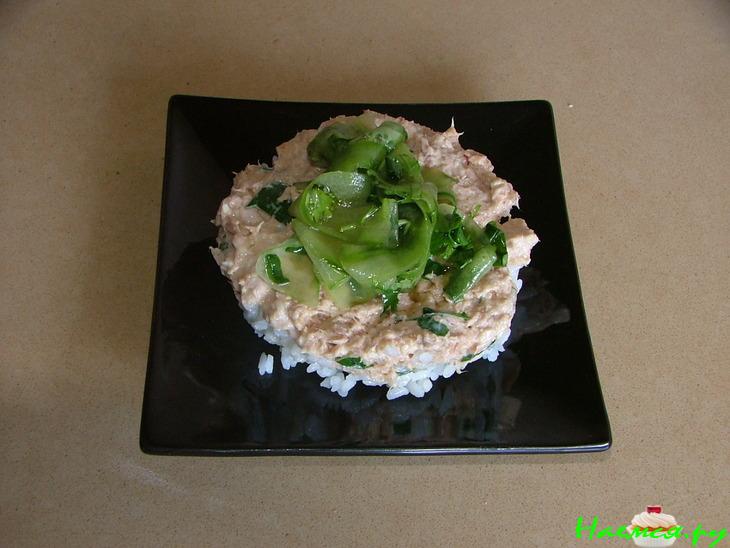 Закусочные пирожные-суши с салатом