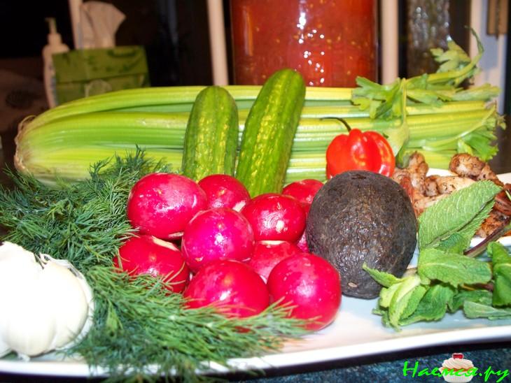 Канадский холодный суп с креветками на томатном соке за 5 минут