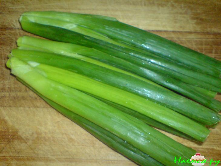 Салат из спаржи, стручков горошка и рыбы