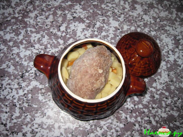 Жаркое с котлетой в горшочке