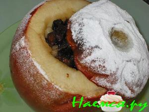 Печеные яблоки с черносливом, медом и орехами Печеные яблоки с черносливом, медом и орехами
