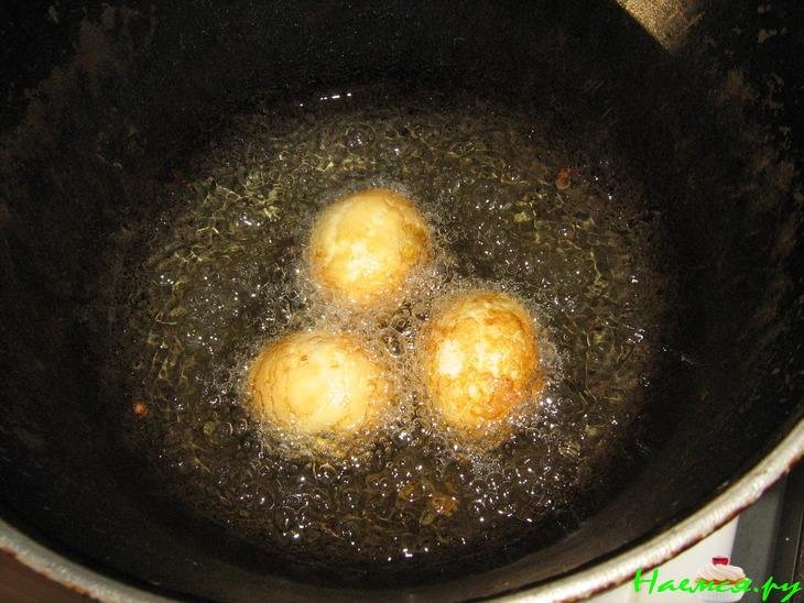 Закуска из жареных яиц, предварительно отваренных