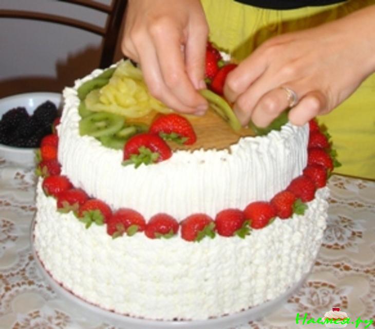 Торт "Лукошко с фруктами" со взбитыми сливками