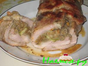 Свиной рулет с грибами и солеными огурцами