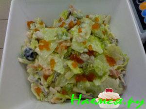 Салат из морепродуктов с перепелиными яйцами
