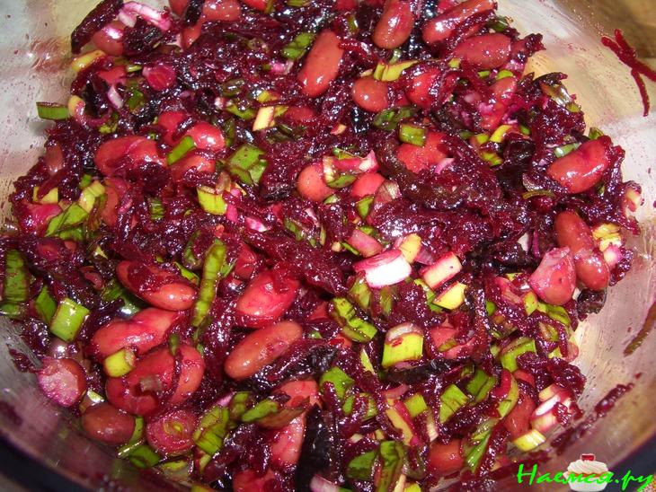 Салат из свеклы с фасолью и черносливом