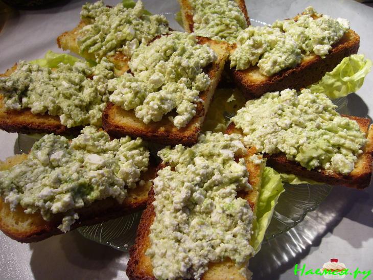 Гренки со смесью авокадо и феты Гренки со смесью авокадо и феты