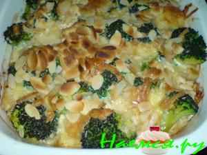 Куриная грудинка, запечённая с грибами, брокколи и миндалём