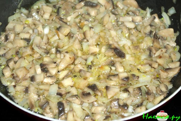 Куриный суп-лапша с потрохами, грудкой и грибами