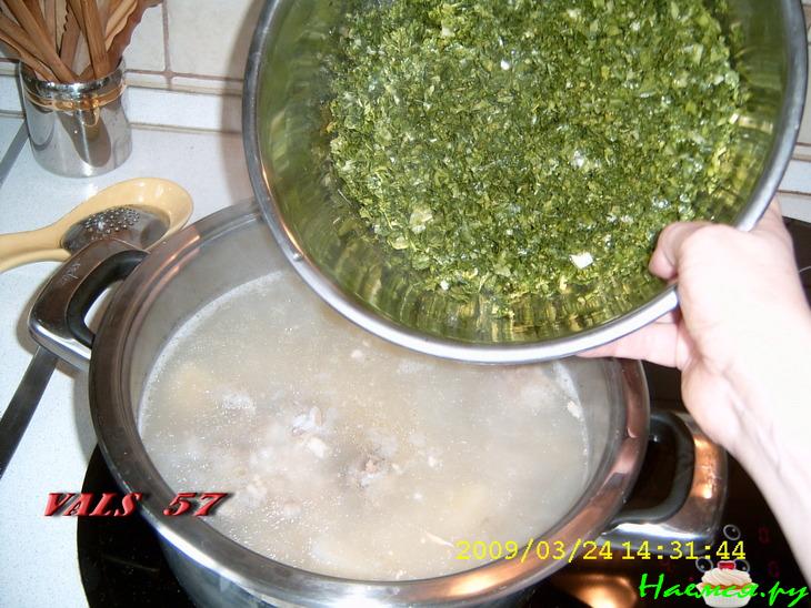 Зеленый борщ с телячьими хвостами