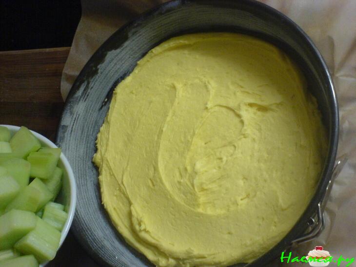 Пирог с ревенем и орехами