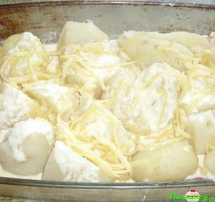 Печеный картофель под белым соусом