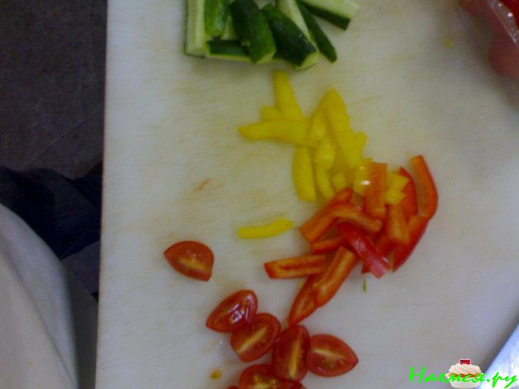 Салат с тунцом и соусом Терияки