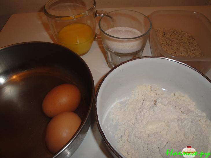 Бисквитный ореховый пирог с медовой карамелькой Бисквитный ореховый пирог с медовой карамелькой