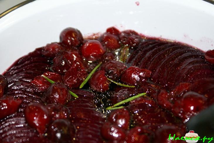 Свекла маринованная с вишней