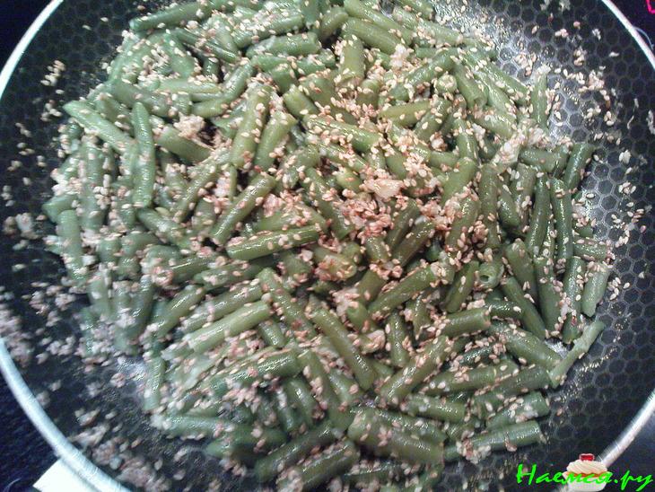 Стручковая фасоль с кунжутом и чесноком