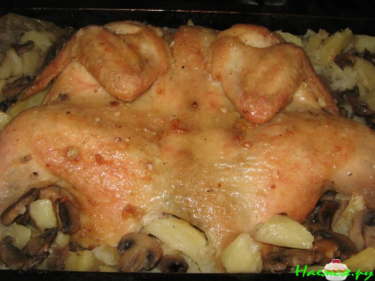 Курица запеченная с картошкой, шампиньонами и чесноком