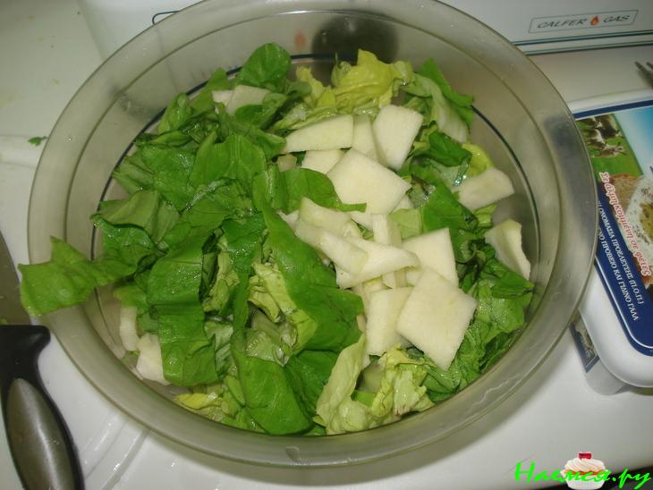 Салат из курицы с сельдереем, авокадо и салатом