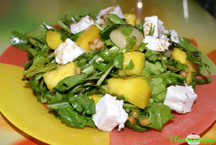 Салат с рукколой, манго и кедровыми орешками Салат с рукколой, манго и кедровыми орешками