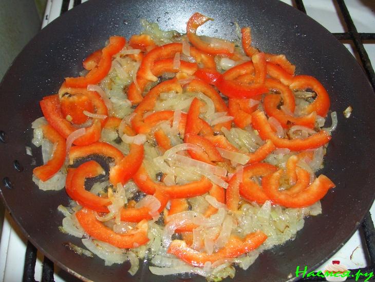 Куриная печень, тушеная с болгарским перцем Куриная печень, тушеная с болгарским перцем