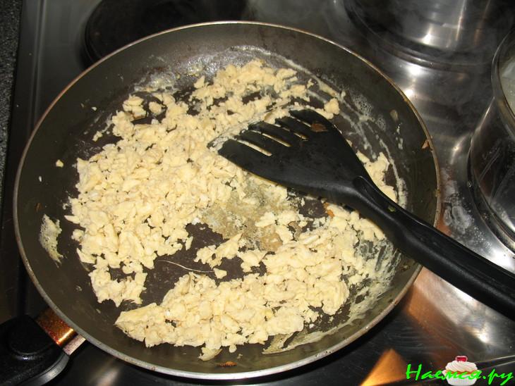 Рис с луком, морковкой и яйцом