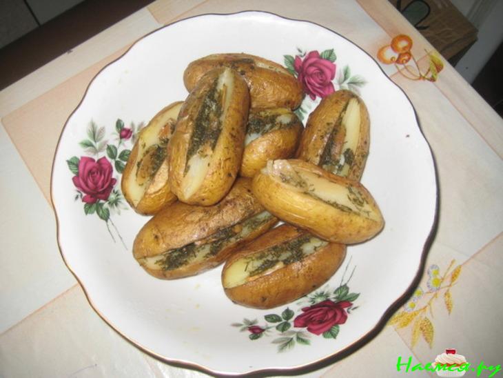 Запеченный свежий картофан