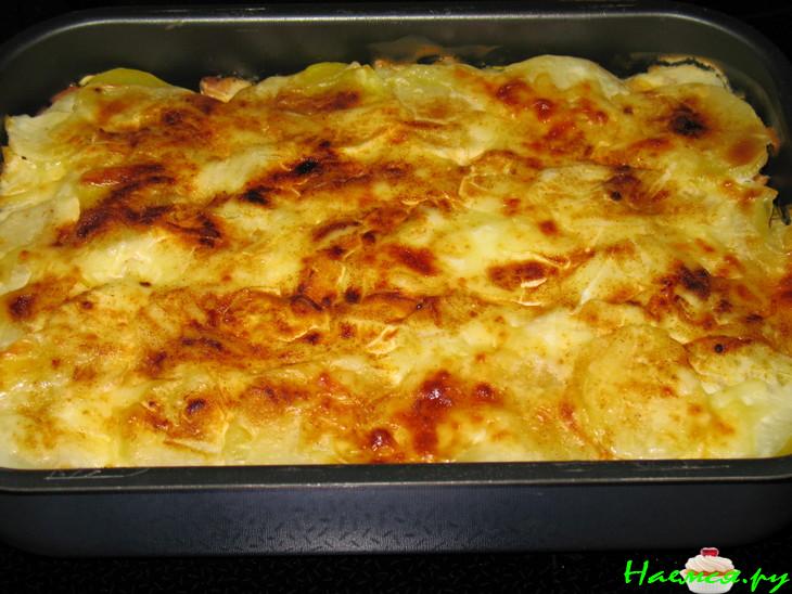Слоеная запеканка с копченой рыбой
