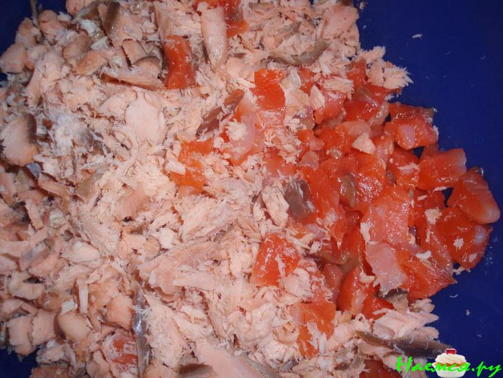 Рыбный салат (слабосоленая форель и горбуша горячего копчения)