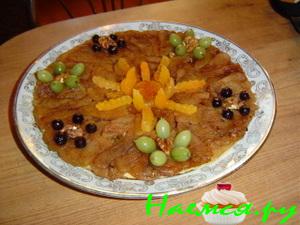 Пирог яблочный с курагой, изюмом и орехами