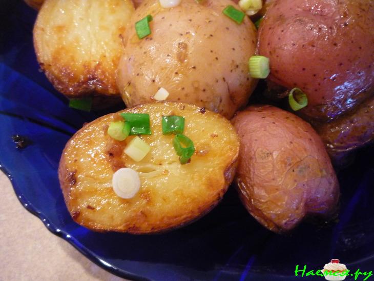 Картофель печёный с чесноком