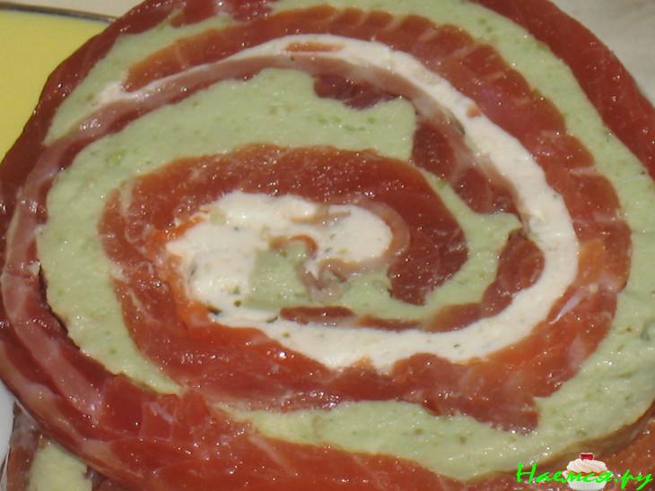 Рулет из лосося и сливочного сыра