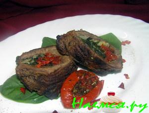 Говядина, фаршированная вялеными помидорами и шпинатом