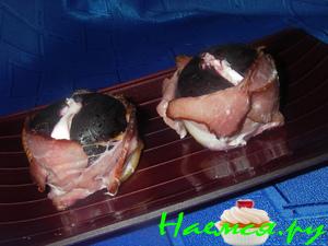 Сливы с сыром и копченой грудинкой Сливы с сыром и копченой грудинкой