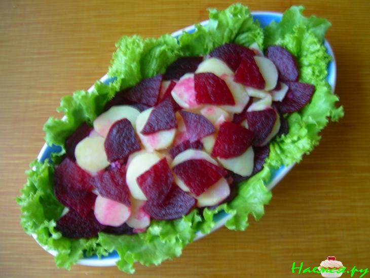 Салат из копченой скумбрии с овощами