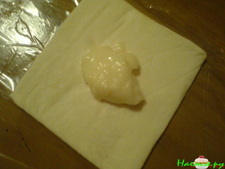 Слоёное пирожное с кремом патисьер