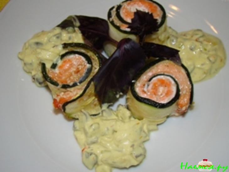Рулетики из цуккини с семгой и грибным соусом Рулетики из цуккини с семгой и грибным соусом