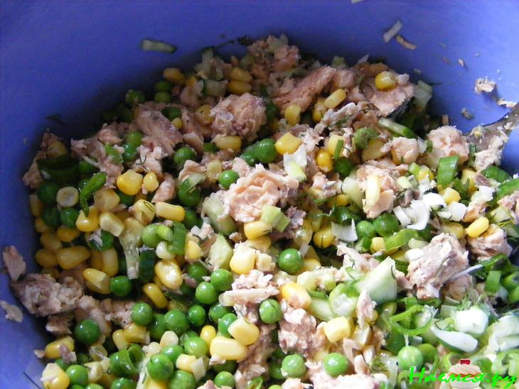 Салат рисовый с консервированным лососем