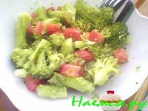 Салат с брокколи, помидорами и чесноком