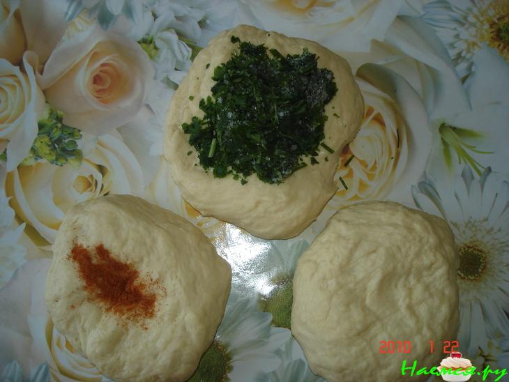 Хлебная плетенка с зеленью и красным перцем 